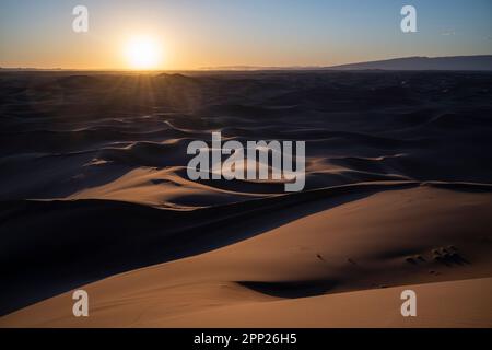 Wüstenlandschaft der Erg Chegaga Dünen bei Sonnenuntergang. Stockfoto