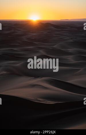 Wüstenlandschaft der Erg Chegaga Dünen bei Sonnenuntergang. Stockfoto