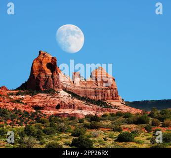 Mond über den Red Rock Country Bergen rund um Sedona Arizona Stockfoto