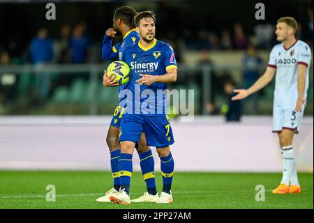 Verona, Italien. 21. April 2023. Marcantonio Bentegodi Stadium, Verona, Italien, 21. April 2023, Simone Verdi von Hellas Verona während des Spiels Hellas Verona FC gegen Bologna FC – italienische Fußballserie A Credit: Live Media Publishing Group/Alamy Live News Stockfoto