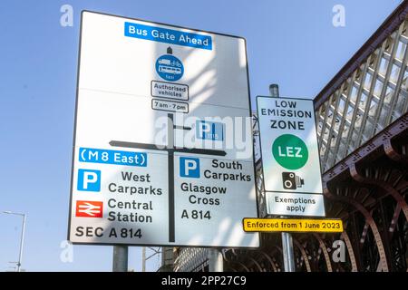 Es wurde ein neues Straßenschild errichtet, um Fahrer, die sich dem Stadtzentrum von Glasgow nähern, vor LEZ oder einer Niedrigemissionszone zu warnen. Dadurch wird der Fahrzeugtyp eingeschränkt, der in den gefahren werden kann Stockfoto