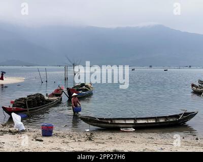 Lap An Lagune, Vietnam. 02. März 2023. Eine Frau arbeitet auf einem Boot in Lap an Lagoon. Kredit: Alexandra Schuler/dpa/Alamy Live News Stockfoto