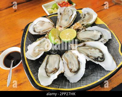 Lap An Lagune, Vietnam. 02. März 2023. Austern sind auf einem Teller. Kredit: Alexandra Schuler/dpa/Alamy Live News Stockfoto