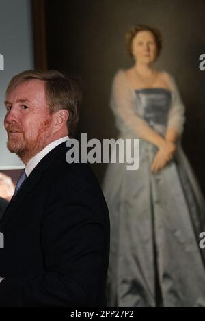 APELDOORN - König Willem-Alexander während der Tour durch den renovierten Het Loo Palast. Früher war ein Teil des Museums bereits für Besucher geöffnet, jetzt wird auch die unterirdische Erweiterung verwendet. Die Renovierung dauerte insgesamt fünf Jahre. ANP IRIS VAN DEN BROEK niederlande raus - belgien raus Stockfoto