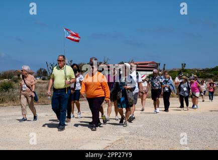 Reiseleiter begleiten eine Gruppe ausländischer Touristen durch den archäologischen Park Paphos und Mosaiken, Paphos, Zypern Stockfoto