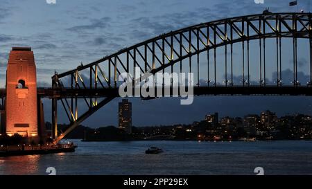 586 Uhr Sydney Harbour Bridge Bogen und Pylon aus Sicht des Opernhauses in der Dämmerung unter Flutlicht. NSW-Australien-586 Stockfoto