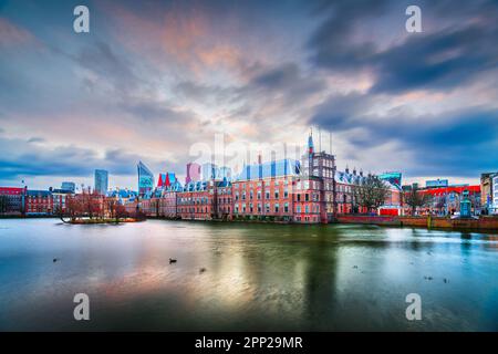 The Hague, Niederlande Stadtbild in der Abenddämmerung am Hofvijver-See. Stockfoto