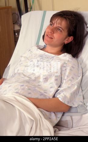 Ruhige Schwangere im Krankenhausbett Stockfoto