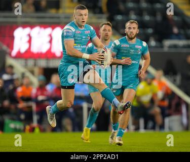 Harry Newman #3 von Leeds Rhinos läuft bei der Verteidigung der Leigh Leopards während des Spiels der Betfred Super League Round 10 Leigh Leopards gegen Leeds Rhinos im Leigh Sports Village, Leigh, Großbritannien, 21. April 2023 (Foto von Steve Flynn/News Images) Stockfoto