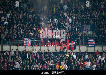 Verona, Italien. 21. April 2023. Marcantonio Bentegodi Stadium, Verona, Italien, 21. April 2023, Fans des Bologna FC während des Spiels Hellas Verona FC gegen Bologna FC – italienische Fußballserie A Credit: Live Media Publishing Group/Alamy Live News Stockfoto