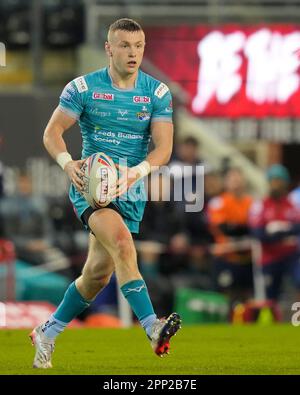 Leigh, Großbritannien. 21. April 2023. Harry Newman #3 von Leeds Rhinos läuft bei der Verteidigung der Leigh Leopards während des Spiels der Betfred Super League Round 10 Leigh Leopards gegen Leeds Rhinos im Leigh Sports Village, Leigh, Großbritannien, 21. April 2023 (Foto von Steve Flynn/News Images) in Leigh, Großbritannien, am 4./21. April 2023. (Foto: Steve Flynn/News Images/Sipa USA) Guthaben: SIPA USA/Alamy Live News Stockfoto