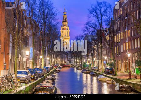 Amsterdam, Niederlande Stadtbild auf den Kanälen in der Abenddämmerung mit Zuiderkerk-Kirche. Stockfoto