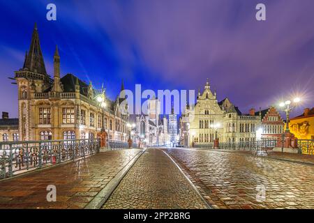 Gent, Belgien, Altstadt Stadtbild von einer Brücke über den Fluss in der Abenddämmerung. Stockfoto