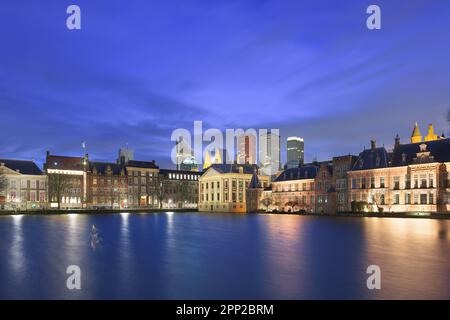 The Hague, Niederlande Stadtbild in der Abenddämmerung am Hofvijver-See. Stockfoto
