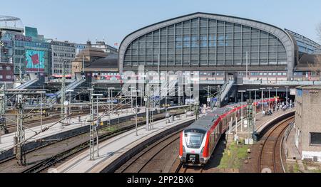 Hamburg, Deutschland. 21. April 2023. Blick vom Süden des Hamburger Hauptbahnhofs. Kredit: Markus Scholz/dpa/Alamy Live News Stockfoto