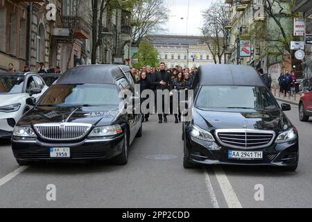 Kiew, Ukraine. 21. April 2023. Autos mit den Särgen der Kämpfer Oleg Barna und Valery Chodorov, die während der Abschiedszeremonie im Kloster Mykhailivskyi-Zolotoverkhi gesehen wurden. Abschiedszeremonie für den ehemaligen Stellvertreter der ukrainischen Werchowna Rada und den ukrainischen Streitkämpfer Oleg Barna und seinen Bruder Valery Dorokhova. Oleg Barna starb am 18. April 2023 und diente im zweiten Bataillon der 68. Separaten Jagdbrigade im westlichen Teil von Pawliwka in der Ostukraine. (Foto: Aleksandr Gusev/SOPA Images/Sipa USA) Guthaben: SIPA USA/Alamy Live News Stockfoto