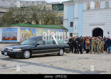 Kiew, Ukraine. 21. April 2023. Autos mit den Särgen der Kämpfer Oleg Barna und Valery Chodorov, die während der Abschiedszeremonie im Kloster Mykhailivskyi-Zolotoverkhi gesehen wurden. Abschiedszeremonie für den ehemaligen Stellvertreter der ukrainischen Werchowna Rada und den ukrainischen Streitkämpfer Oleg Barna und seinen Bruder Valery Dorokhova. Oleg Barna starb am 18. April 2023 und diente im zweiten Bataillon der 68. Separaten Jagdbrigade im westlichen Teil von Pawliwka in der Ostukraine. (Foto: Aleksandr Gusev/SOPA Images/Sipa USA) Guthaben: SIPA USA/Alamy Live News Stockfoto