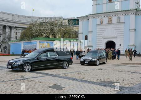 Kiew, Ukraine. 21. April 2023. Autos mit den Särgen der Kämpfer Oleg Barna und Valery Chodorov, die während der Abschiedszeremonie im Kloster Mykhailivskyi-Zolotoverkhi gesehen wurden. Abschiedszeremonie für den ehemaligen Stellvertreter der ukrainischen Werchowna Rada und den ukrainischen Streitkämpfer Oleg Barna und seinen Bruder Valery Dorokhova. Oleg Barna starb am 18. April 2023 und diente im zweiten Bataillon der 68. Separaten Jagdbrigade im westlichen Teil von Pawliwka in der Ostukraine. (Foto: Aleksandr Gusev/SOPA Images/Sipa USA) Guthaben: SIPA USA/Alamy Live News Stockfoto