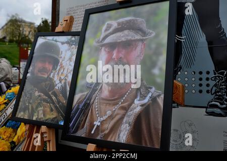 Kiew, Ukraine. 21. April 2023. Porträts mit dem ehemaligen ukrainischen Stellvertreter Verkhovna Rada und Soldaten der ukrainischen Streitkräfte Oleg Barna, die während der Abschiedszeremonie am Independence Square gesehen wurden. Abschiedszeremonie für den ehemaligen Stellvertreter der ukrainischen Werchowna Rada und den ukrainischen Streitkämpfer Oleg Barna und seinen Bruder Valery Dorokhova. Oleg Barna starb am 18. April 2023 und diente im zweiten Bataillon der 68. Separaten Jagdbrigade im westlichen Teil von Pawliwka in der Ostukraine. (Foto: Aleksandr Gusev/SOPA Images/Sipa USA) Guthaben: SIPA USA/Alamy Live News Stockfoto