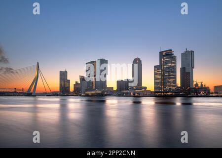 Rotterdam, Niederlande, Skyline der Stadt am Fluss in der Dämmerung. Stockfoto