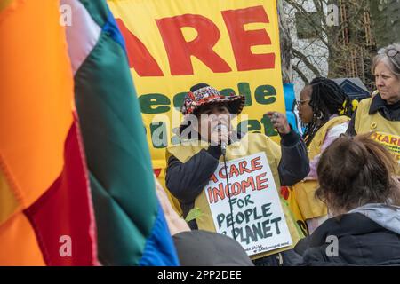 London, Großbritannien. 21. April 2023. Eine führende indigenouale Feministin aus Peru spricht über den Zustand ihres Landes. Am ersten Tag des Aussterbens halten Rebellion's 'The Big One' Frauen eine offene Rede gegenüber der Downing Street mit dem Banner 'Care 4 people & Planet - Pay US NOT milliardaire polluters'. Frauen werden durch staatliche Kürzungen bei Müttern und Leistungen für Behinderte ins Visier genommen, um sie wieder in Arbeit zu bringen, während sie Verursacher fossiler Brennstoffe und andere zerstörerische Industrien unterstützen. Junge Menschen und Frauen waren weltweit an der Spitze der Bewegung für Klimagerechtigkeit. Peter Marshall/Alamy Stockfoto