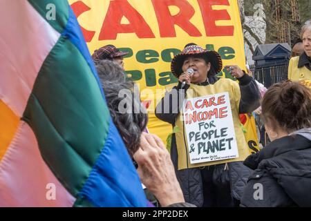 London, Großbritannien. 21. April 2023. Eine führende indigenouale Feministin aus Peru spricht über den Zustand ihres Landes. Am ersten Tag des Aussterbens Rebellion's 'The Big One' Women Care! Halten Sie eine offene Rede gegenüber der Downing Street Frauen werden durch staatliche Kürzungen bei Müttern und Leistungen für Behinderte ins Visier genommen, um sie wieder in Arbeit zu bringen, während sie Verursacher fossiler Brennstoffe und andere zerstörerische Industrien unterstützen. Junge Menschen und Frauen waren weltweit an der Spitze der Bewegung für Klimagerechtigkeit. Peter Marshall/Alamy Live News Stockfoto