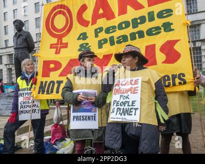 London, Großbritannien. 21. April 2023. Ein führender indigenoualer Feminist aus Peru spricht über die aktuellen Ereignisse dort. Am ersten Tag des Aussterbens halten Rebellion's 'The Big One' Frauen eine offene Rede gegenüber der Downing Street mit dem Banner 'Care 4 people & Planet - Pay US NOT milliardaire polluters'. Frauen werden durch staatliche Kürzungen bei Müttern und Leistungen für Behinderte ins Visier genommen, um sie wieder in Arbeit zu bringen, während sie Verursacher fossiler Brennstoffe und andere zerstörerische Industrien unterstützen. Junge Menschen und Frauen waren weltweit an der Spitze der Bewegung für Klimagerechtigkeit. Peter Marshall/Alamy Stockfoto