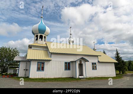 Die blau-weiß gestreifte Zwiebelkuppel der Russisch-orthodoxen Kirche des Heiligen Nikolaus in Nikolajewsk, Alaska. Die hölzerne Kirche wurde von russischen Migranten der Sekte der Alten Gläubigen erbaut, die im 17. Jahrhundert vor religiöser Verfolgung flohen Stockfoto