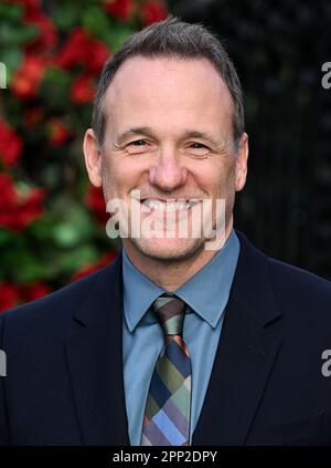 London, Großbritannien. 21. April 2023. London, Großbritannien. 21. April 2023. Tom Verica trifft im Queen Charlotte ein, Eine Bridgerton Story Special Screening and Garden Party, Leicester Square, London. Kredit: Doug Peters/Alamy Live News Stockfoto