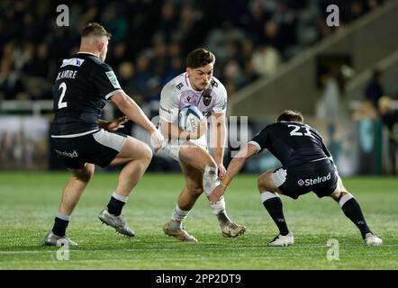 Northampton Saints' George Furbank (Zentrum) in Aktion während des Gallagher Premiership-Spiels im Kingston Park, Newcastle upon Tyne. Foto: Freitag, 21. April 2023. Stockfoto