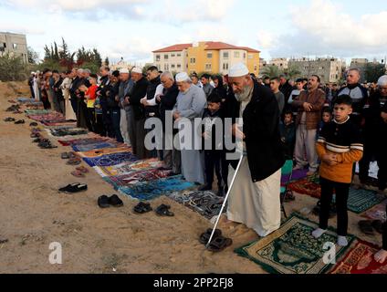 Gaza, Palästina. 21. April 2023. Die Palästinenser beten Eid al-Fitr bei Sonnenaufgang in Khan Yunis im südlichen Gazastreifen. Moslems auf der ganzen Welt feiern Eid al-Fitr, das das Ende des heiligen Monats Ramadan markiert. (Foto: Yousef Masoud/SOPA Images/Sipa USA) Guthaben: SIPA USA/Alamy Live News Stockfoto