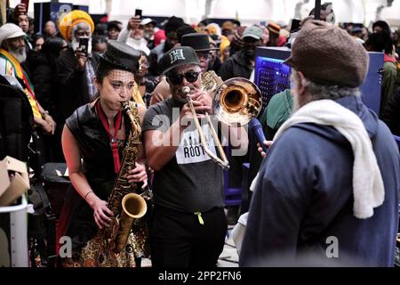 London, Großbritannien. 21. April 2023. Am Goldsmith College fand das Ritual „neun Nächte“ für Jah Shaka statt, der am 12. April 2023 starb.Jah Shaka, auch bekannt als „Zulu Warrior“, war seit den 1970er Jahren jamaikanischer Reggae-/Dubb-Sound-Betreiber in London. Shaka wurde von Musikern und Tänzern aus verschiedenen Genres und Kulturen verehrt. Aubrey Fagon/Alamy Live News Stockfoto