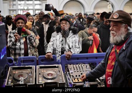 London, Großbritannien. 21. April 2023. Am Goldsmith College fand das Ritual „neun Nächte“ für Jah Shaka statt, der am 12. April 2023 starb.Jah Shaka, auch bekannt als „Zulu Warrior“, war seit den 1970er Jahren jamaikanischer Reggae-/Dubb-Sound-Betreiber in London. Shaka wurde von Musikern und Tänzern aus verschiedenen Genres und Kulturen verehrt. Aubrey Fagon/Alamy Live News Stockfoto