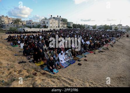 Gaza, Palästina. 21. April 2023. Die Palästinenser beten Eid al-Fitr bei Sonnenaufgang in Khan Yunis im südlichen Gazastreifen. Moslems auf der ganzen Welt feiern Eid al-Fitr, das das Ende des heiligen Monats Ramadan markiert. (Foto: Yousef Masoud/SOPA Images/Sipa USA) Guthaben: SIPA USA/Alamy Live News Stockfoto