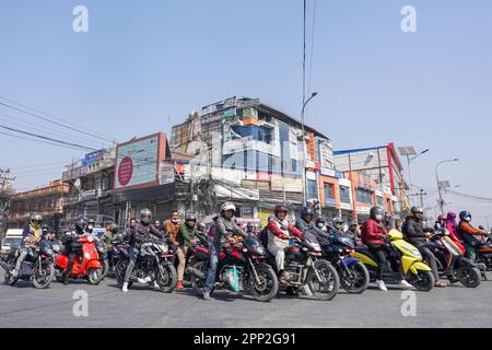 Motorradfahrer warten am 28. März 2023 in Kathmandu, Nepal, im Verkehr. (Yam Kumari Kandel/Global Press Journal) Stockfoto