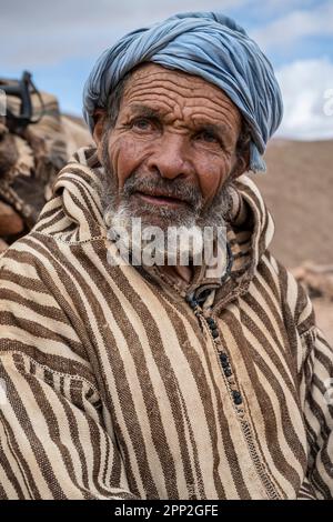 Porträt eines alten Berber-Nomaden neben der Höhle, wo er in der Nähe der Todra-Schlucht lebt. Stockfoto