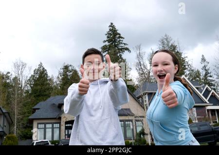 Werbebanner Daumen nach oben Neuwagenverkauf Kinder Teenager Daumen nach oben Lachshow im Rahmen von Live-Krediten des privaten Sektors Immobilien Rate Stockfoto