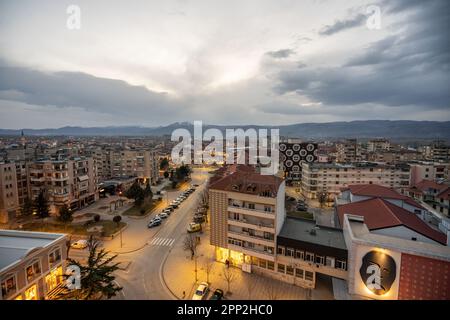 Blick auf die wichtigste Fußgängerzone von Korce Albanien, die zur Auferstehung der orthodoxen Kathedrale Christus führt. Stockfoto