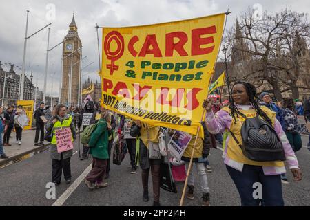 London, Großbritannien. April 2023. Demonstranten von Extinction Rebellion und verbündeten Gruppen marschieren in der Nähe von Big Ben und fordern Klimagerechtigkeit, faire Löhne für Pflegekräfte und Maßnahmen gegen milliardenschwere Verschmutzer. Ein prominentes gelbes Banner mit der Aufschrift „CARE 4 People & Planet – PAY US NOT milliardaire Polluters“ (PFLEGE 4 Menschen & Planet – ZAHLEN SIE US, NICHT Milliardär-Verursacher)“ zeigt ein feministisches Symbol mit erhobener Faust. Der Protest steht im Vordergrund intersektionaler Aktivismus, der Geschlechter-, Arbeits- und Umweltbelange miteinander verbindet. Aktivisten der Extinction Rebellion veranstalten einen viertägigen Protest an verschiedenen Orten im Zentrum Londons. Die Veranstaltung heißt The Big One. Penelope Barritt/Alamy Live News Stockfoto