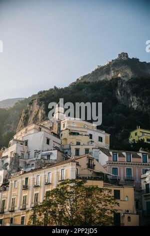 Blick auf die Stadt Amalfi, Italien Hillside bei Sonnenuntergang an einem klaren Tag am Mittelmeer Stockfoto