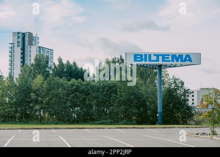Helsinki, Finnland - 22. August 2022: Riesiges BLAUES BILTEMA-Schild am Eingang des schwedischen Ersatzteillagers, Haushaltswaren auf natürlichem Hintergrund Stockfoto