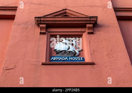 Gipsschnitt eines Schiffes aus dem 16. Jahrhundert an der Fassade des Armada House (Garsett House) mit georgianischem Eingang, Norwich, Norfolk, England, U Stockfoto