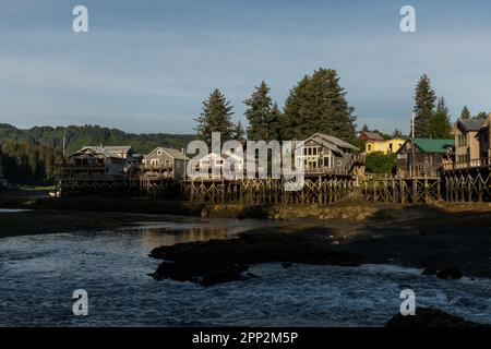 Holzhäuser auf Pfählen über dem Seldovia Slough in Seldovia, Alaska. Die isolierte Gemeinde entlang der Kachemak Bay kann nur mit der Fähre oder dem Flugzeug erreicht werden. Stockfoto