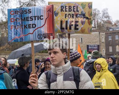 London, Großbritannien. 21. April 2023. Viele Tausende kamen nach Westminster, um an den ersten von 4 Tagen des Aussterbens des Rebellion teilzunehmen, der die Regierung zur Umkehrung ihrer Politik aufforderte, die den Klimawandel mit neuen Kohlebergwerken und Ölfeldern anheizt und die Luftfahrt fördert. Die Demonstranten sagen, ihre Korruption habe die Wirtschaft, das Bildungssystem und unseren NHS zerstört, die Treibstoffkosten erhöht und den Lebensstandard gesenkt, während sie arme Familien, farbige Menschen und neue Einwanderer verantwortlich machen. Peter Marshall/Alamy Live News Stockfoto