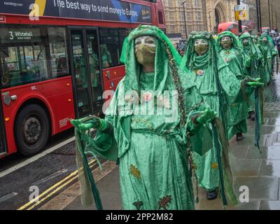 London, Großbritannien. 21. April 2023. XR Green Brigade-Pantomimen. Viele Tausende kamen nach Westminster, um an den ersten von 4 Tagen des Aussterbens des Rebellion teilzunehmen, der die Regierung zur Umkehrung ihrer Politik aufforderte, die den Klimawandel mit neuen Kohlebergwerken und Ölfeldern anheizt und die Luftfahrt fördert. Die Demonstranten sagen, ihre Korruption habe die Wirtschaft, das Bildungssystem und unseren NHS zerstört, die Treibstoffkosten erhöht und den Lebensstandard gesenkt, während sie arme Familien, farbige Menschen und neue Einwanderer verantwortlich machen. Peter Marshall/Alamy Live News Stockfoto