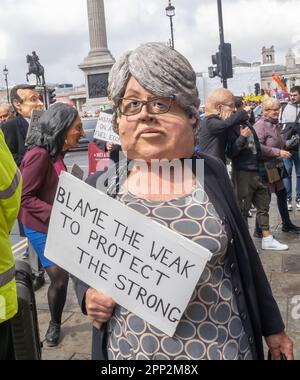 London, Großbritannien. 21. April 2023. Spuckendes Bild. Viele Tausende kamen nach Westminster, um an den ersten von 4 Tagen des Aussterbens des Rebellion teilzunehmen, der die Regierung zur Umkehrung ihrer Politik aufforderte, die den Klimawandel mit neuen Kohlebergwerken und Ölfeldern anheizt und die Luftfahrt fördert. Die Demonstranten sagen, ihre Korruption habe die Wirtschaft, das Bildungssystem und unseren NHS zerstört, die Treibstoffkosten erhöht und den Lebensstandard gesenkt, während sie arme Familien, farbige Menschen und neue Einwanderer verantwortlich machen. Peter Marshall/Alamy Live News Stockfoto