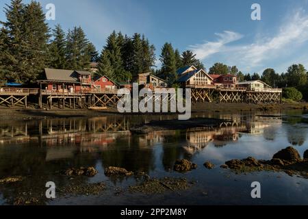 Holzhäuser auf Pfählen über dem Seldovia Slough in Seldovia, Alaska. Die isolierte Gemeinde entlang der Kachemak Bay kann nur mit der Fähre oder dem Flugzeug erreicht werden. Stockfoto