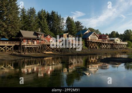 Holzhäuser auf Pfählen über dem Seldovia Slough in Seldovia, Alaska. Die isolierte Gemeinde entlang der Kachemak Bay kann nur mit der Fähre oder dem Flugzeug erreicht werden. Stockfoto