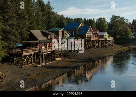 Holzhäuser auf Pfählen über dem Seldovia Slough in Seldovia, Alaska. Die isolierte Gemeinde entlang der Kachemak Bay kann nur mit der Fähre oder dem Flugzeug erreicht werden. Stockfoto