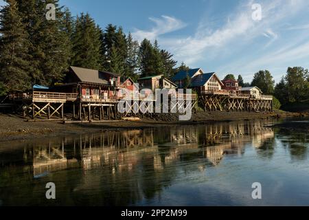 Holzhäuser auf Pfählen über dem Seldovia Slough in Seldovia, Alaska. Die isolierte Gemeinde entlang der Kachemak Bay kann nur mit der Fähre oder dem Flugzeug erreicht werden. Stockfoto